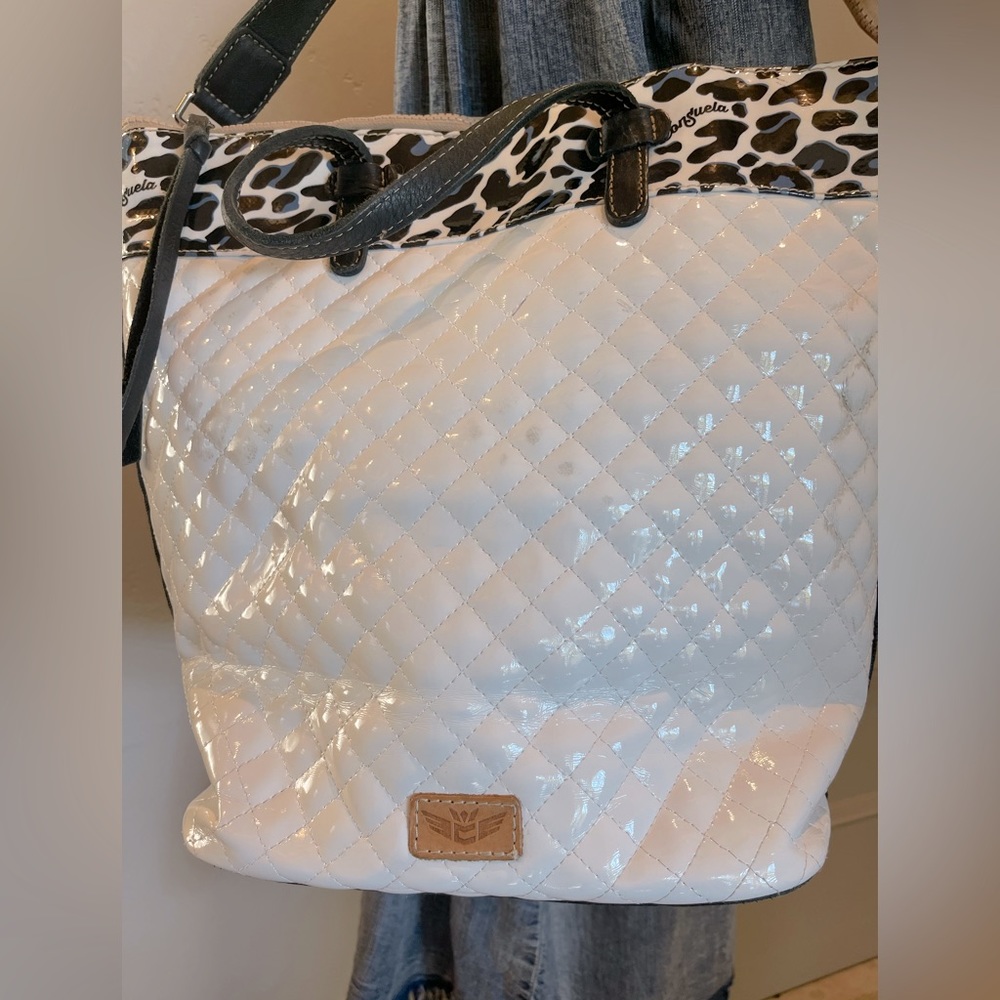 Fun tote w/zip closure, clean bottom, scuff marks & single pen mark shown in pic